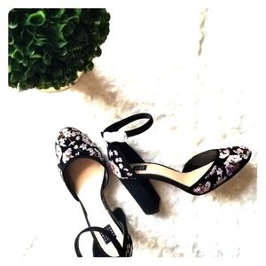 Nwt White house black market embroidered heels